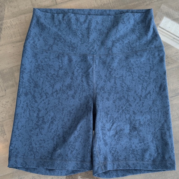 Yogalicious Pants - Yogalicious Lux Blue Patterned Shorts. Womens Size XL. Inseam 6 in. Rise 12 in